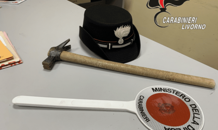 54enne livornese brandisce un martello di 49 centimetri, viene denunciato.