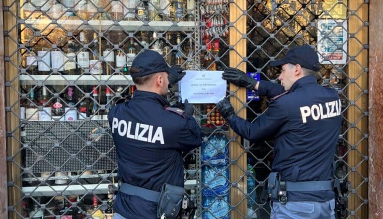 Milano: 40enne bangladese trovato in possesso di circa 14 grammi di droga e 19000 euro, sospesa per 15 giorni la licenza della sua attività.