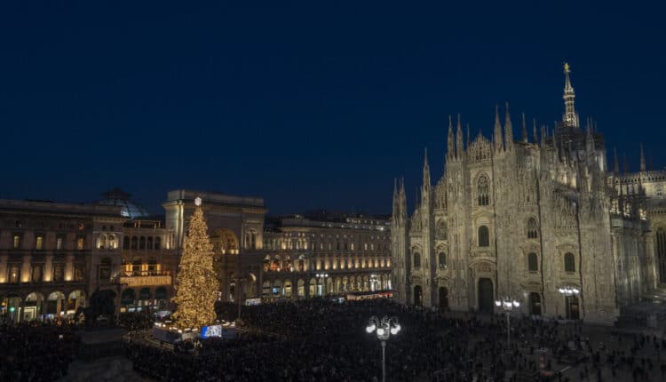 Natale 2023: illuminato in piazza Duomo l'albero dedicato ai giochi olimpici e paralimpici invernali.