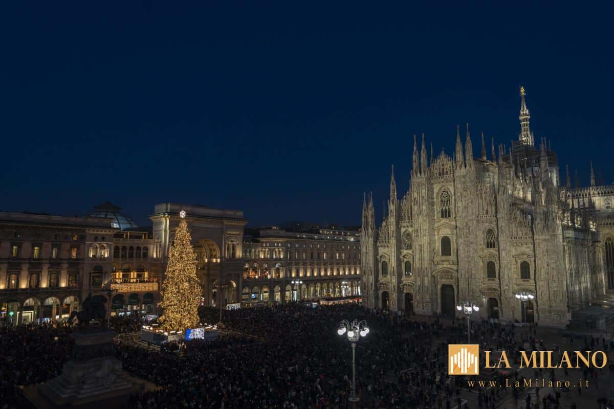 Natale 2023: illuminato in piazza Duomo l'albero dedicato ai giochi olimpici e paralimpici invernali.