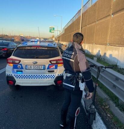 Bologna: circola contromano in tangenziale con un monopattino, il conducente viene sanzionato.