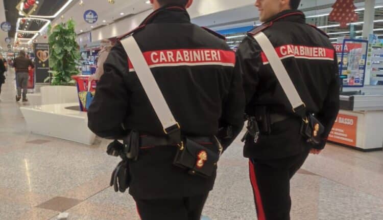 I Carabinieri di Milano tra la gente per le Festività natalizie: incremento delle pattuglie appiedate nei centri commerciali del Rhodense e nel centro cittadino di Legnano.