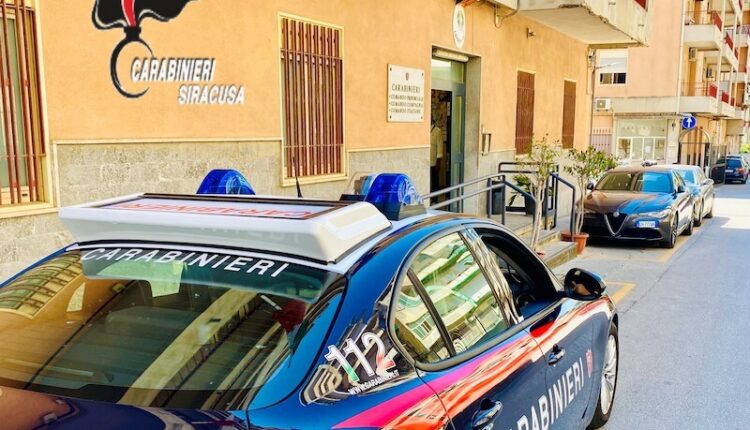 Siracusa: 35enne trovato in possesso di 65 involucri contenenti 30 grammi di droga, arrestato.