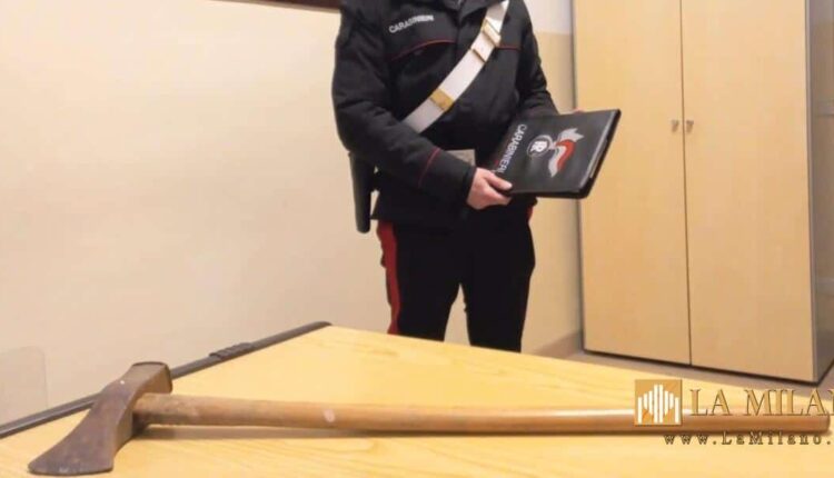 Bologna, due uomini in possesso di un'ascia e un involucro di marijuana. Arma e droga sequestrate dai Carabinieri nel quartiere navile