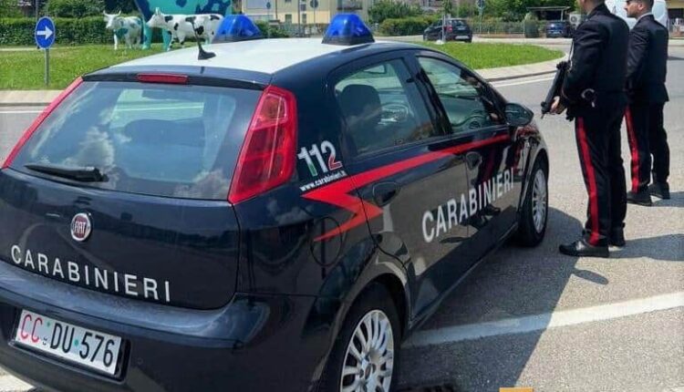 Granarolo dell'Emilia (BO): lo ritiene responsabile del suo licenziamento e gli va a fare "visita" a casa. 43enne italiano denunciato dai Carabinieri