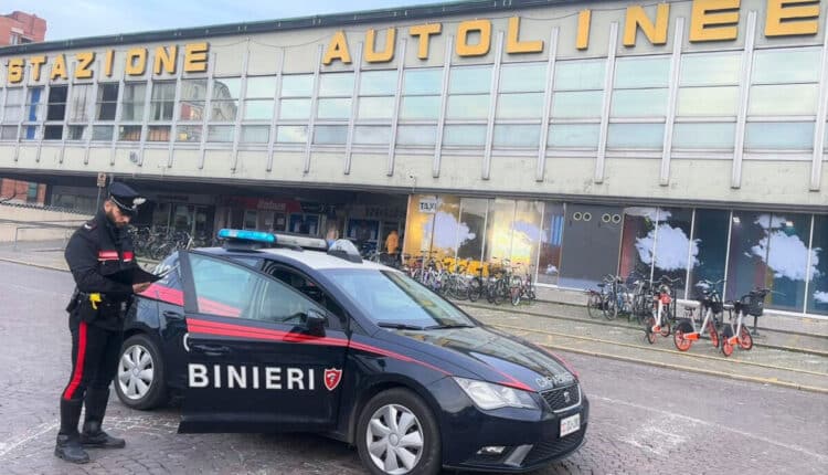 Bologna, 33enne mauritano vandalizza la biglietteria in Autostazione. Arrestato per resistenza a pubblico ufficiale