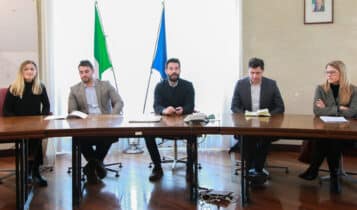 Nella sala Giunta è stato siglato il protocollo d'intesa tra il Comune di Trieste e l'organizzazione di volontariato Plastic free