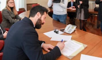 Nella sala Giunta è stato siglato il protocollo d'intesa tra il Comune di Trieste e l'organizzazione di volontariato Plastic free