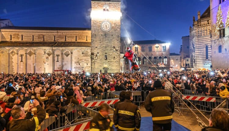 A Pistoia la discesa della Befana in piazza del Duomo compie 30 anni