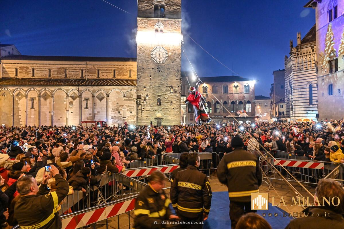 A Pistoia la discesa della Befana in piazza del Duomo compie 30 anni