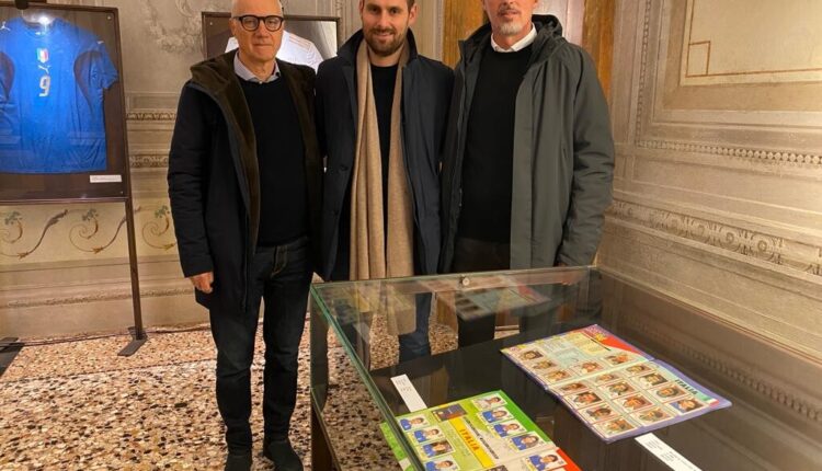 Vicenza, il campione Dino Baggio in visita alla mostra di figurine "Celo celo manca"