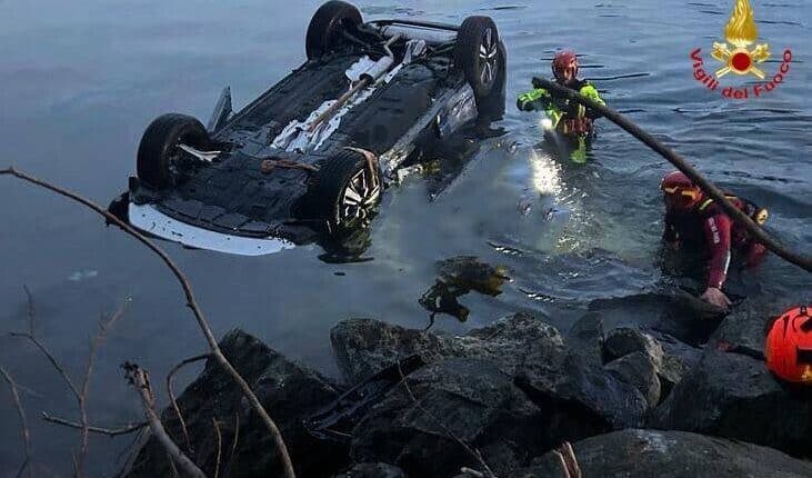 Colico, precipitano con l’auto e finiscono nel lago di Como. Morta una donna, gravissimi due uomini