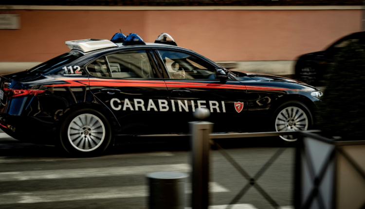 Prima la lite in discoteca, poi la pretesa di usare l'autoradio dei carabinieri come taxi: arrestati due giovani