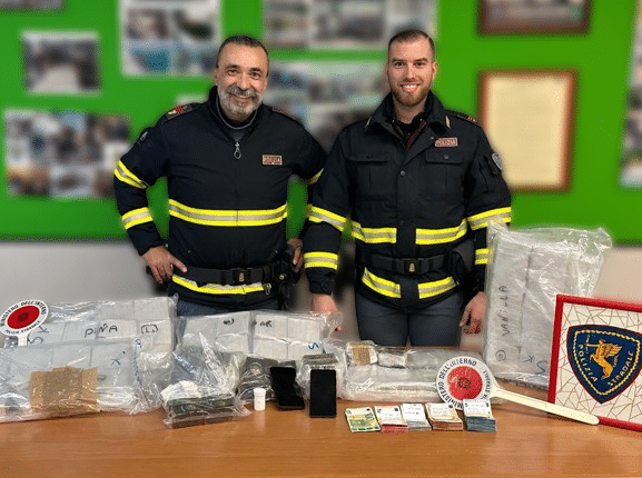 Magliano Sabina, Rieti: fermato e sorpreso con 30 kg droga e oltre 5000 euro. Arrestato 46enne romano.