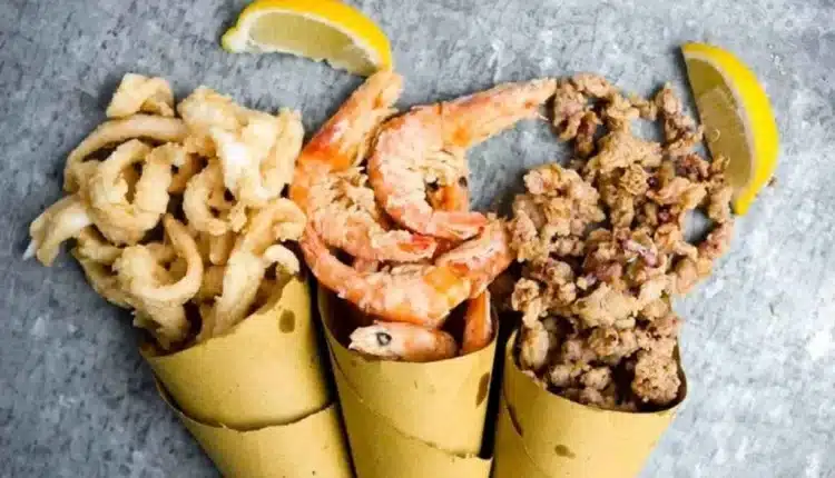 Genova: ruba un cono di fritto misto e minaccia il commerciante.
