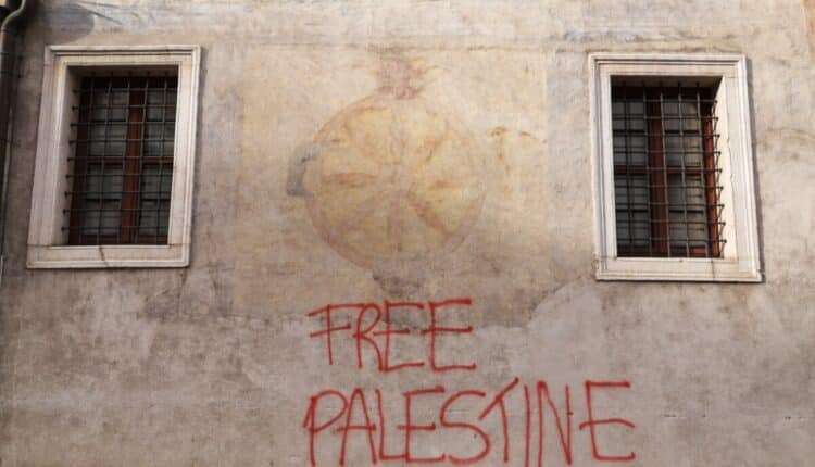 Trento, al lavoro per ripulire la facciata di palazzo Geremia