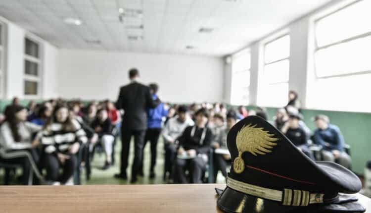 Imola: identificato e arresto dai Carabinieri il presunto autore che si masturbava, importunava e pedinava le ragazzine davanti a scuola media.
