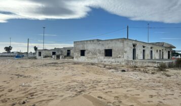 Lecco, demolito l’ex Lido Rella, la spiaggia di Frigole torna visibile