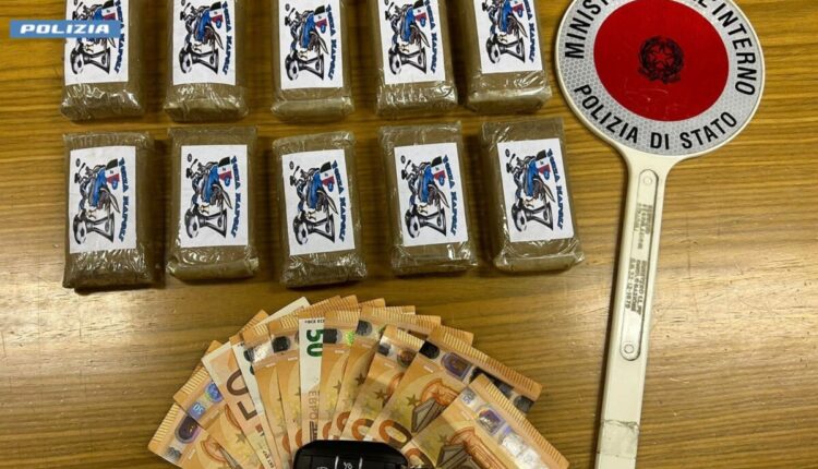 Milano: nascondeva 1kg di hashish nella macchina, arrestato dalla Polizia di Stato.