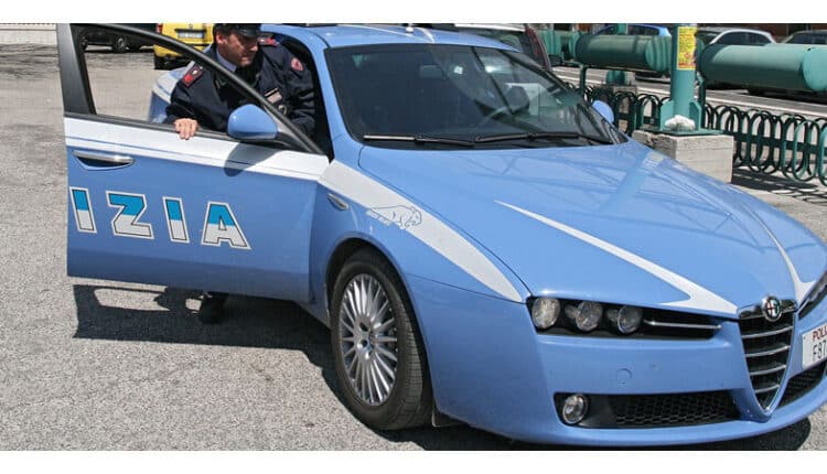 Ostuni: scippano una vecchietta, le rubano denaro e documenti.