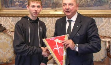 Trieste, il sindaco Roberto Dipiazza ha ricevuto in municipio il giovane campione triestino di scacchi Nicolas Perossa