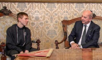 Trieste, il sindaco Roberto Dipiazza ha ricevuto in municipio il giovane campione triestino di scacchi Nicolas Perossa