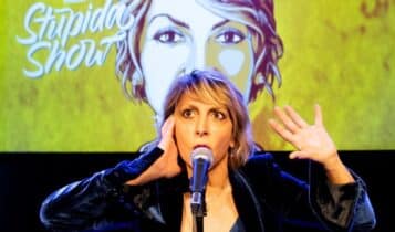 Verona, l'Altro Teatro al Camploy la travolgente comicità di Paola Minaccioni nel monologo "Stupida show"
