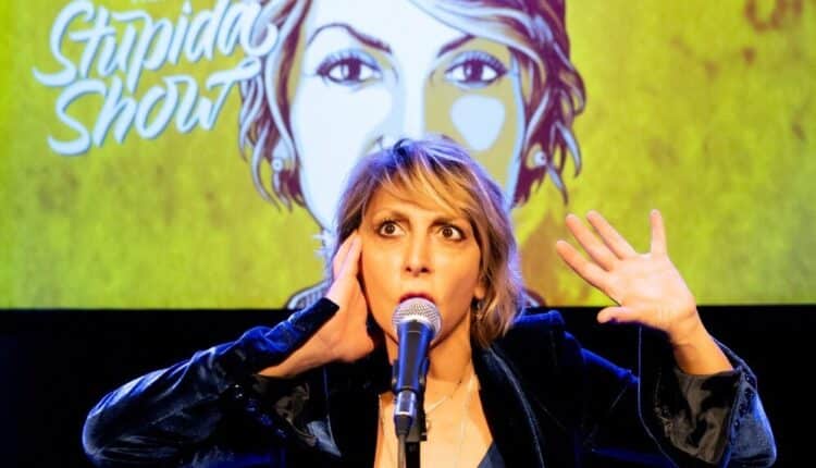 Verona, l'Altro Teatro al Camploy la travolgente comicità di Paola Minaccioni nel monologo 