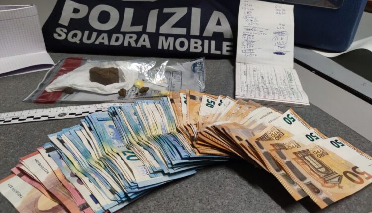 Polizia di Stato di Novara, continua l’attività di contrasto al fenomeno dello spaccio di sostanze stupefacenti, rinvenuti 30 grammi tra cocaina e hashish.