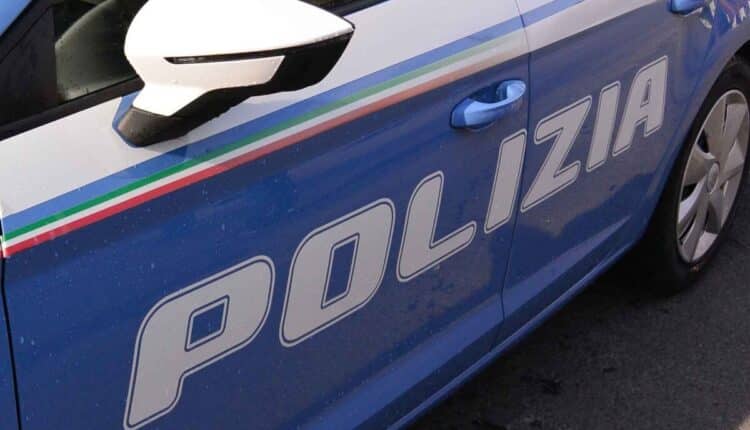 Roma: 4 persone arrestate poiché gravemente indiziate, a vario titolo, dei reati di furto aggravato e rapina.