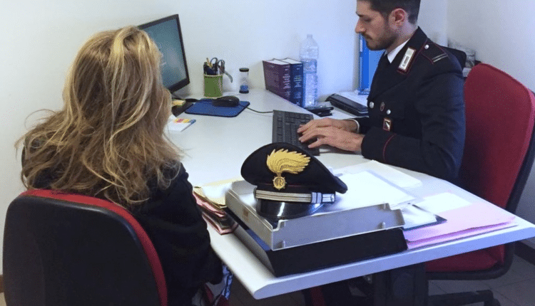 "Le persone con più di 80 anni dovrebbero morire". Misura cautelare per maltrattamenti in famiglia e minacce nei confronti di un 57enne italiano