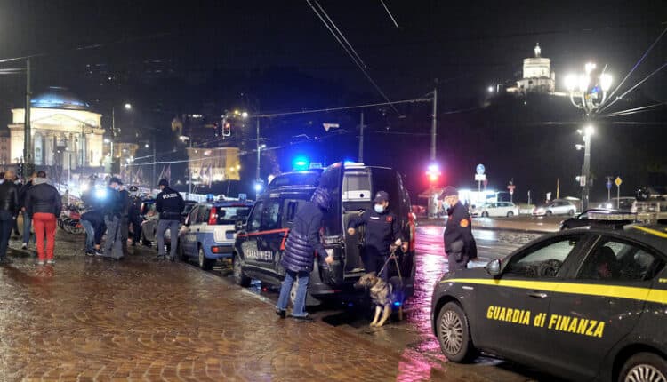 Torino: controlli congiunti delle Forze di Polizia nelle aree della movida, identificate 99 persone e emesse sanzioni per quasi 7000 euro.