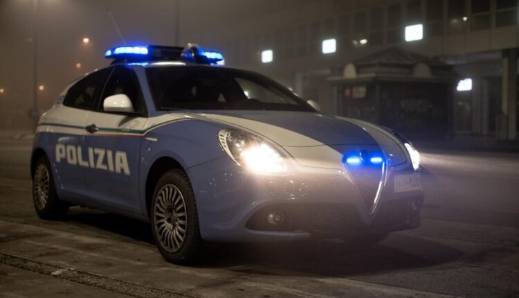 Torino: ragazza salvata dalla Polizia di Stato, è stata trattenuta dai poliziotti dopo essersi pericolosamente sporta dal balcone