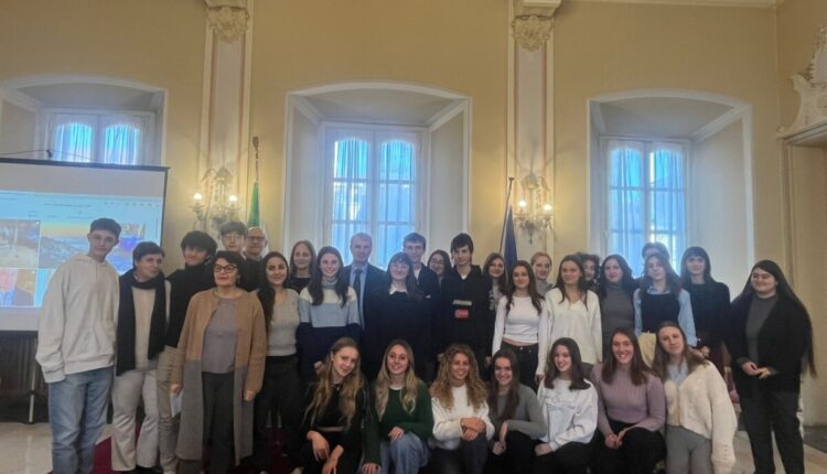 Varese, i ragazzi del Liceo Classico alla prova di giornalismo e ufficio stampa