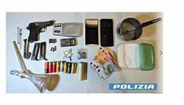 Vigevano, in detenzione domiciliare viene trovato in possesso di sostanza stupefacente ai fini di spaccio e di una pistola Beretta detenuta illegalmente. Arrestato