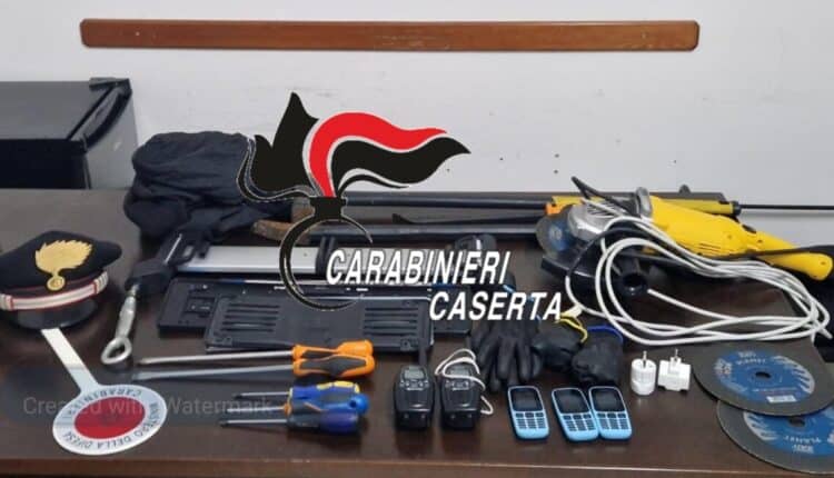 Castel Volturno, Caserta: non si fermano all'alt. Nell'auto i Carabinieri trovano attrezzi atti allo scasso. Arrestati. 