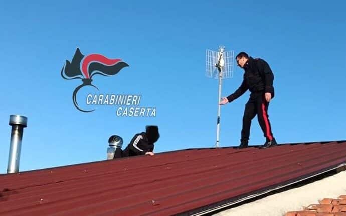Macerata Campania, Caserta. Alla vista dei carabinieri tenta la fuga sui tetti. Nascondeva pistola e munizioni. Arrestato insieme al padre.
