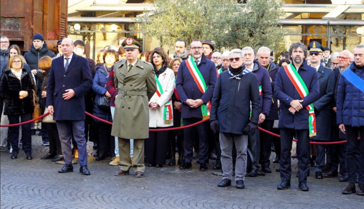 Verona, Giorno della Memoria: sindaco Damiano Tommasi e dal Prefetto Demetrio Martino una rosa rossa sulle Pietre d'Inciampo in via Duomo e vicolo Stella.