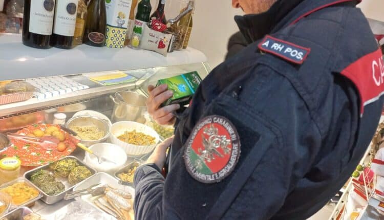 Campi Bisenzio, Firenze: i CC forestali controllano un esercizio commerciale. Effettuati sequestri di alimenti e sanzioni per 2.600 euro.