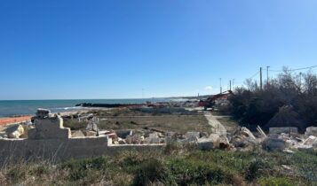 Lecco, demolito l’ex Lido Rella, la spiaggia di Frigole torna visibile