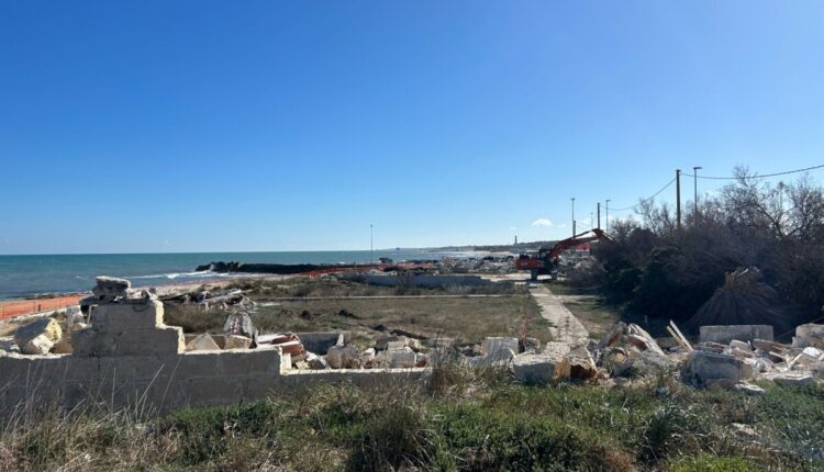 Lecco, demolito l’ex Lido Rella, la spiaggia di Frigole torna visibile