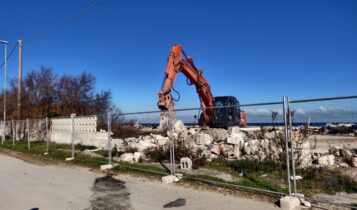 Lecco, demolito l’ex Lido Rella, la spiaggia di Frigole torna visibile