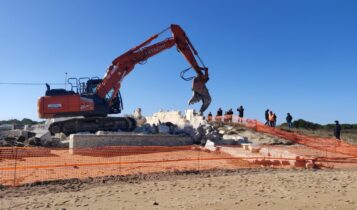 Lecco, demolito l’ex Lido Rella, la spiaggia di Frigole torna visibile