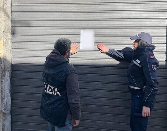 Controlli della Polizia di Stato a Taranto: sigilli per un’autofficina abusiva, fermo amministrativo per un autobus privato