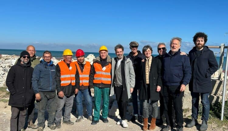 Lecco, demolito l’ex Lido Rella, la spiaggia di Frigole torna visibile