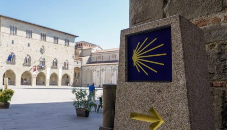 Pistoia, la posa in centro delle prime due conchiglie in bronzo, simbolo del Cammino di San Jacopo