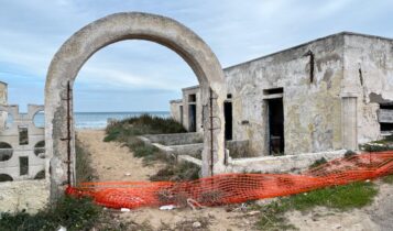 Lecco, demolito l’ex Lido Rella, la spiaggia di Frigole torna visibile