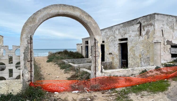 Lecco, demolito l’ex Lido Rella, la spiaggia di Frigole torna visibile