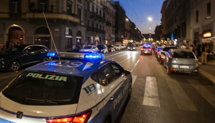 Vetrina sfondata a Milano Barriera. Due uomini stranieri arrestati per furto dalla Polizia di Stato