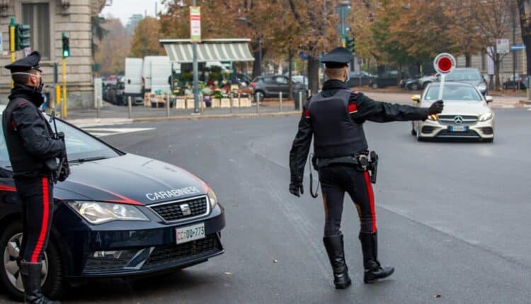 Non si ferma all'alt, uomo inseguito dai Carabinieri commette una serie di infrazioni stradali. Patente e assicurazione scadute